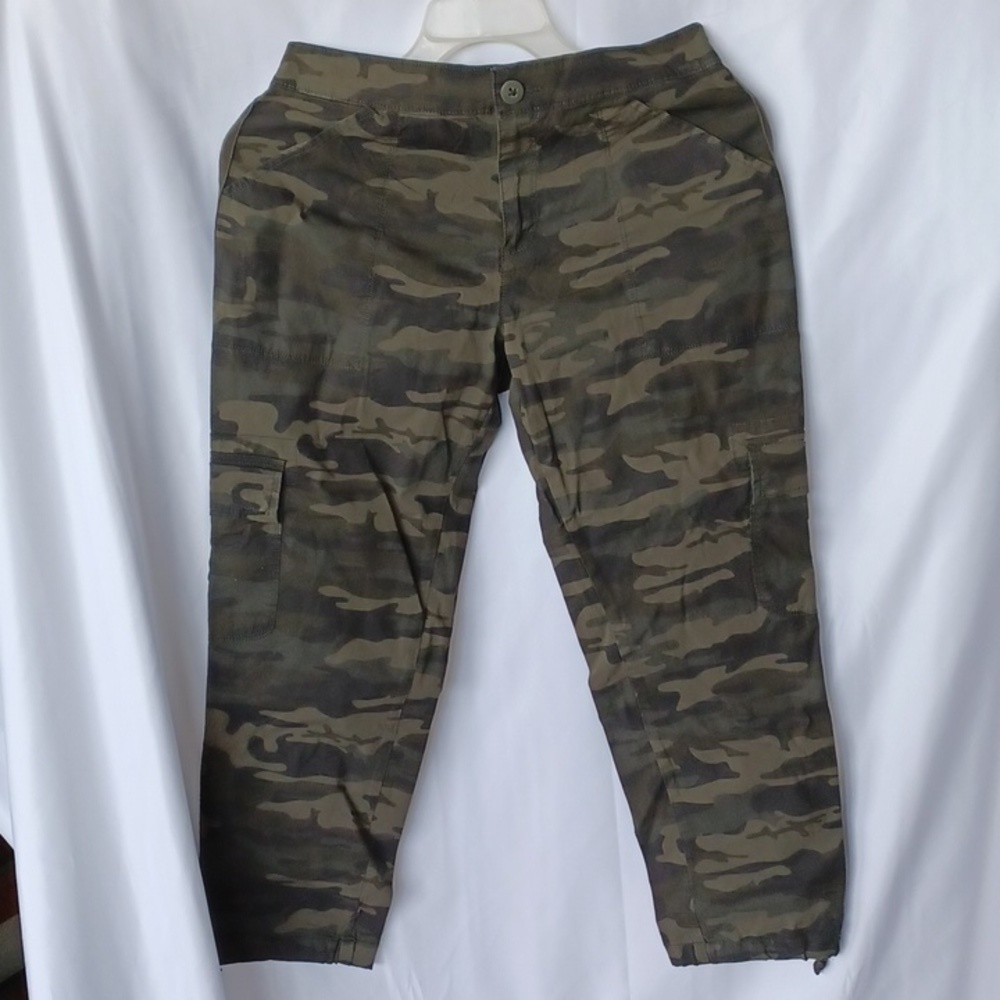 Social Standard by Sanctuary camo cargo pants size S